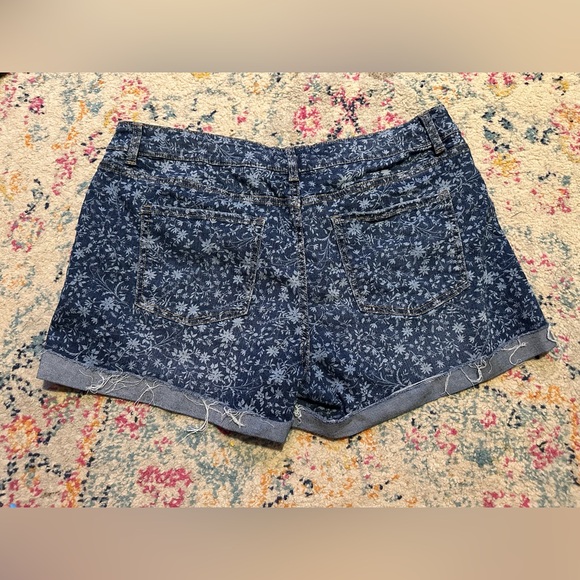 Time and Tru floral shorts women’s size 18 denim distressed flower detail - Picture 2 of 3